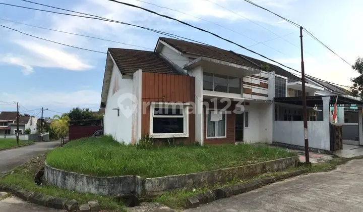 Minimalist Corner House at Borneo Paradiso