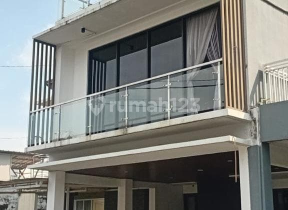 Rumah 3 Lantai Siap Huni Dekat Rumah Sakit Hermina Harga Terbaik