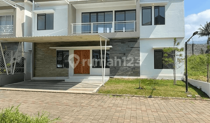 Rumah Modern 2 Lantai Kamar Banyak Ada Kolam Renang Dekat Cipanas