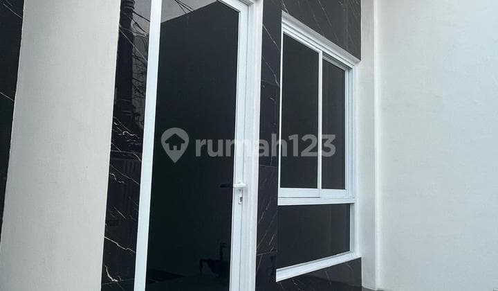 Dijual Cepat Rumah 2 Lt, Bagus, Baru Renov, Bebas Banjir Kelapa Gading