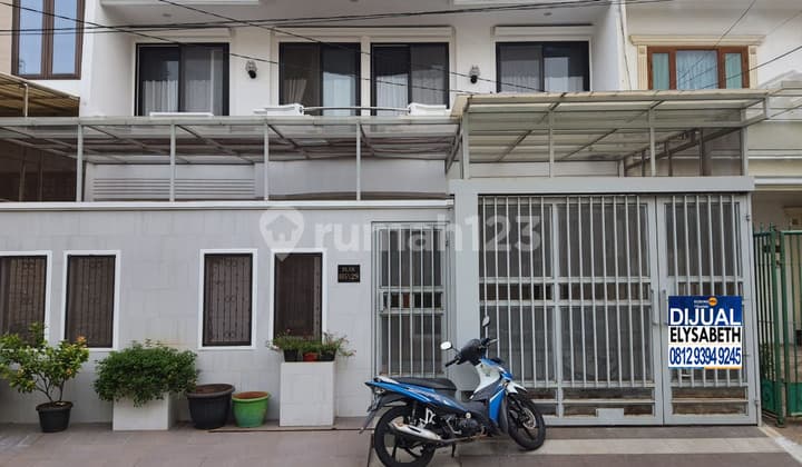Quick Sale: Nice and Tidy House in Gading Kirana