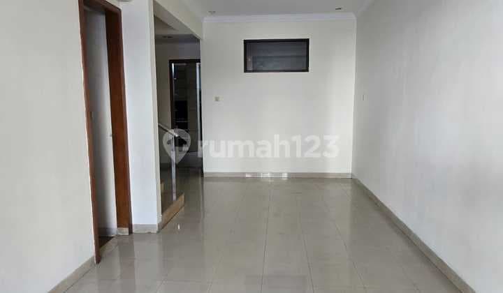 Disewakan Rumah Siap Huni, 2 LT, Bagus, Row Jalan 3 Mobil, Dekat Mal Kelapa Gading