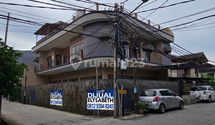 Disewakan Rumah Bagus, 2 lt, Kolam Renang, Row 3 Mobil, Kelapa Gading