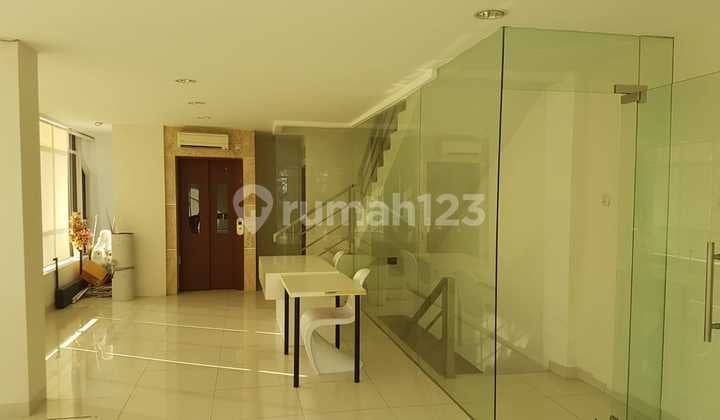 Dijual Ruko 4,5 LT, Ada Lift, Strategis, Furnished, Rapi , Kelapa Gading