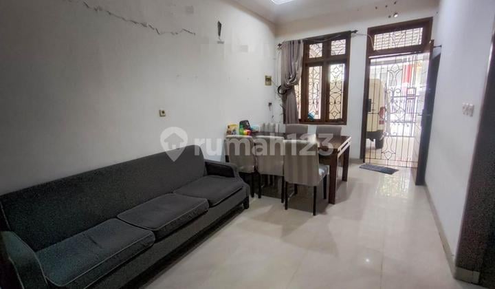 Disewakan Rumah 1,5 Lt, Semi Furnish, Rapi, Row 2 Mbl, Kelapa Gading