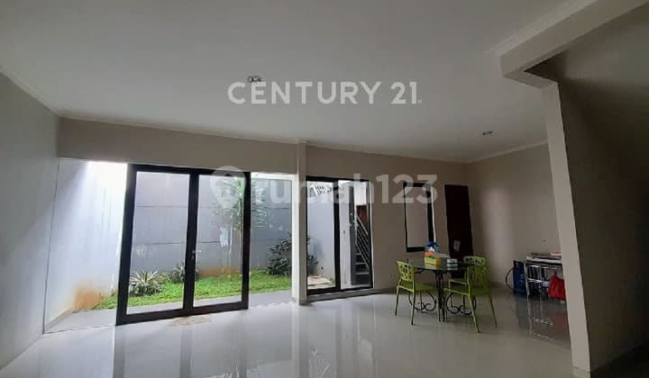 Rumah Minimalis Modern Dalam Cluster Setra Duta
