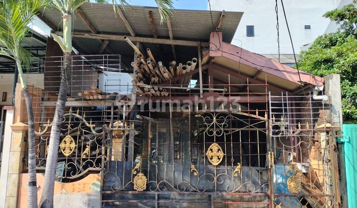 Rumah Tua Hitung Tanah HGB Sampai 2041 Terletak Di Komplek Perumahan Muara Karang