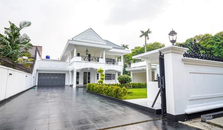 Luxury Hook House With Swimming Pool Facing Northeast Shm Certificate Located In Kemang South Jakarta
