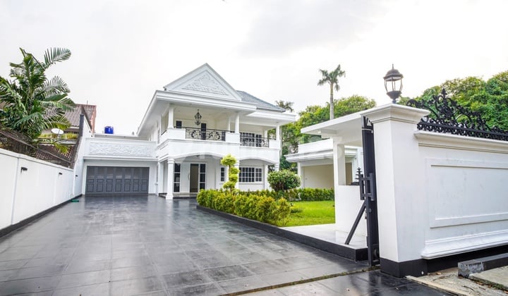 Rumah Mewah Hook Ada Kolam Renang Hadap Timur Utara Sertifikat SHM Terletak di Kemang Jakarta Selatan