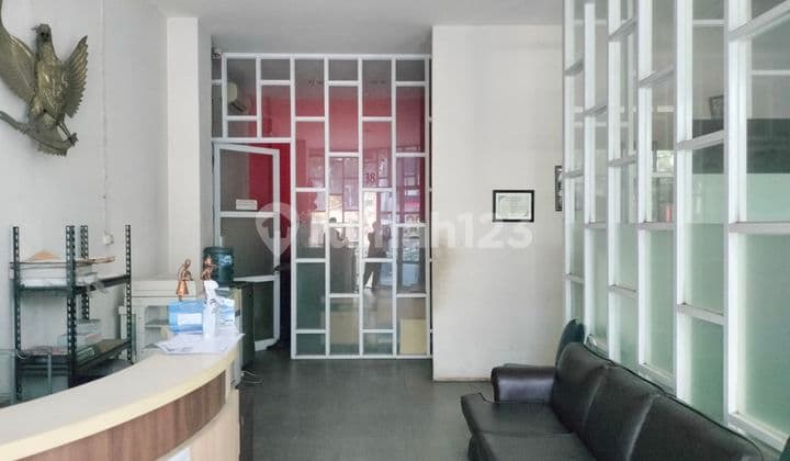 Ruko Strategis 4 Lantai Lebarnya 7 Cocok Untuk Kantor Dan Usaha Terletak Di Kebon Jeruk Lapangan Bola