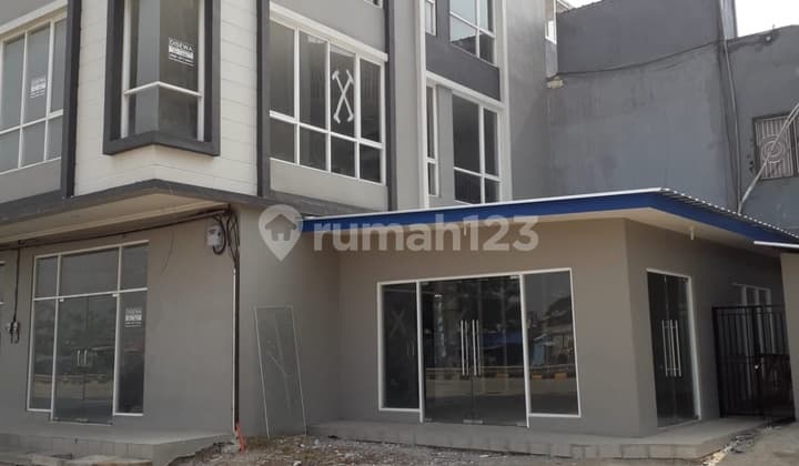 Ruko Hook 6X12 Bawahnya Ada Extension Bangunan 5 Meter Bebas Banjir Akses Container Cocok untuk Kantor, Usaha, Gudang Terletak di Royal Palem Cengkareng