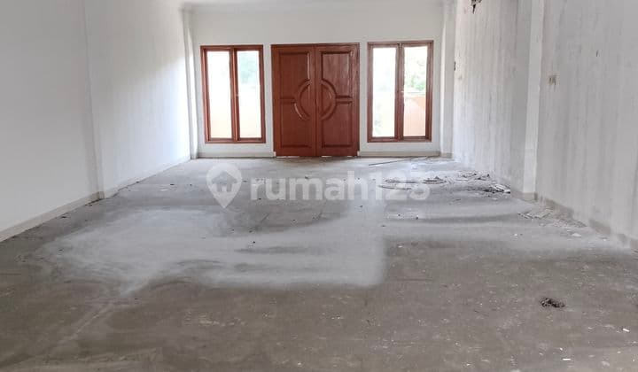 Ruko Gandeng Jelambar Bentuk Ngantong Terletak Di Jalan Utama