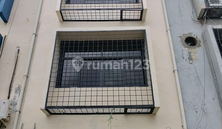 Ruko 4 Lantai Sudah Direnovasi Rapi Parkiran Luas bisa Masuk Truk² Besar Terletak di Komplek Ruko Pangeran Jayakarta