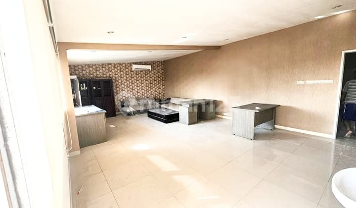 Four-Storey Terrace Shophouse Full Size 8.5x22 with Elevator, Suitable for Office, Bank, Shop, Living, Gym, Billiards, Strategically Located on Srengseng Raya, West Jakarta.