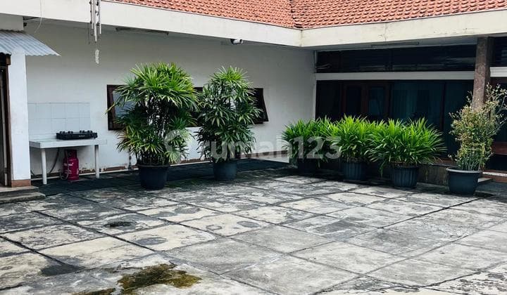 Affordable Strategic Land 2,280 Square Meters with 1,606 Square Meters Building. Suitable for Warehouse, Workshop, Boarding House, Guest House, Office, Former Batik Factory in Kebayoran Lama.