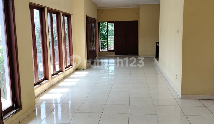 Rumah Luas 2 Lantai Ada 12 Kamar Bebas Banjir Lokasi Strategis di Jalan Palapa Belakang Sunrise Garden