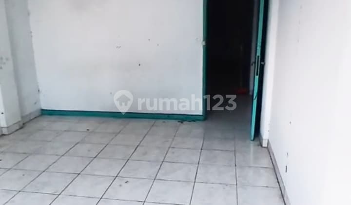 Cheap 2-Story Shop House, Neatly Painted, Suitable for Business or Residence, Strategic Location in Teluk Gong