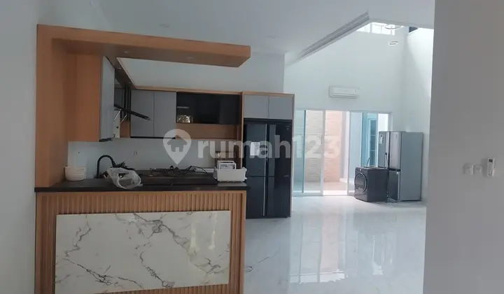 Rumah, 2 Lantai, SHM, di Lippo Cikarang,