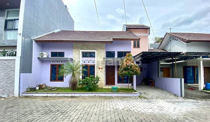 Nice Ready-to-Occupy House In The Middle of Solo Baru City (Semi-Furnished)