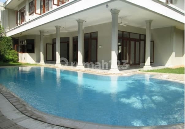 Disewa rumah mewah 2lt luas 595m2 ada private pool luas di jaksel