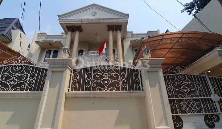 Quick Sale 2-Story House 600m2 Land, 4-Car Parking in Taman Suropati