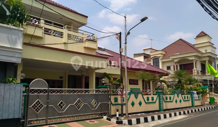 Dibawah Pasaran Rumah 2lt Furnished Lb 700m2 Parkir 4mobil Hook Hadap Utara 3menit Ke Tol di Cempaka Putih