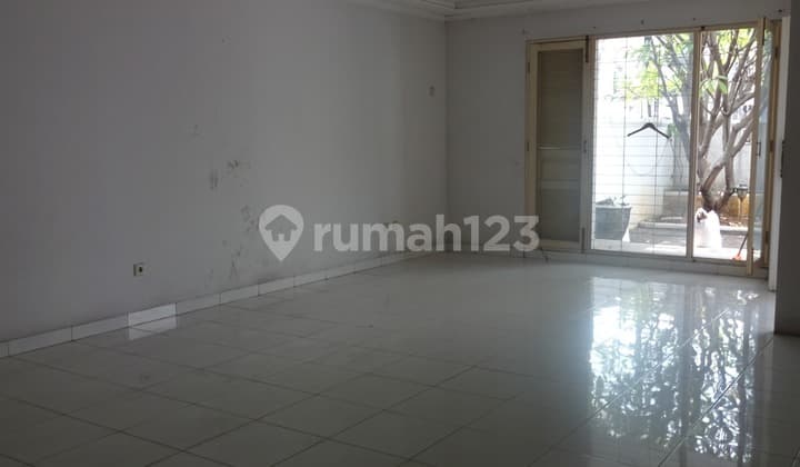 For Rent: Spacious Warehouse-Suitable House, 646m2, Parking for 6 Cars in Menteng