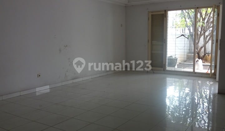 For Rent: Spacious Warehouse-Suitable House, 646m2, Parking for 6 Cars in Menteng