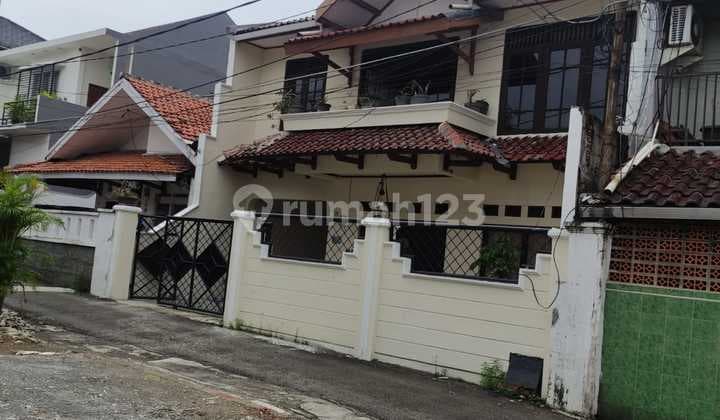 For Rent Business-Friendly House Parking for 8 Cars in Tebet