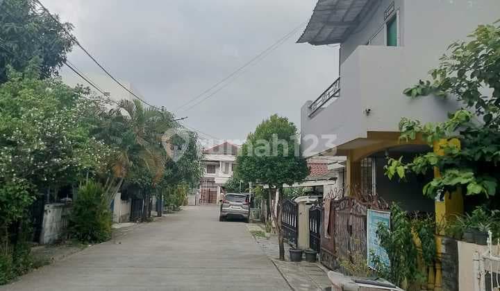 Urgent Sale: Nice 2-Story House, 200m2, 2-Car Road Access in Karang Tengah near Joglo, West Jakarta.