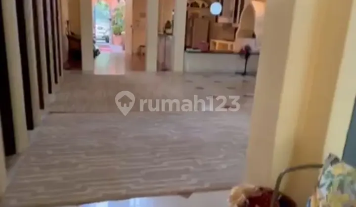Disewakan Rumah Bagus 2Lt Luas 600M2 Ada Rooftop dan Kolam Renang di Menteng