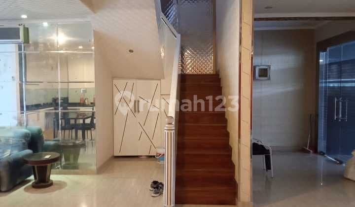 Price drop!! 2-story furnished apartment for rent above mall in Thamrin Sudirman.
