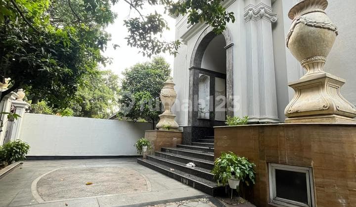 Disewakan Rumah 3Lt Luas 1200M2 Ada Basement Kolam Renang Parkiran Luas di Menteng