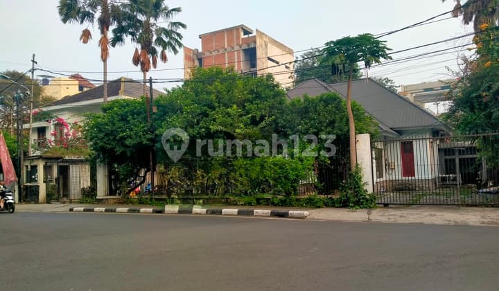 Disewa rumah atau ruko cocok utk usaha luas 11002 parkiran luas di menteng