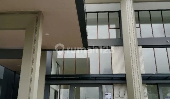 Sewa Ruko Baru 3 Lantai di Hampton Avenue Traffic Sudah Padat