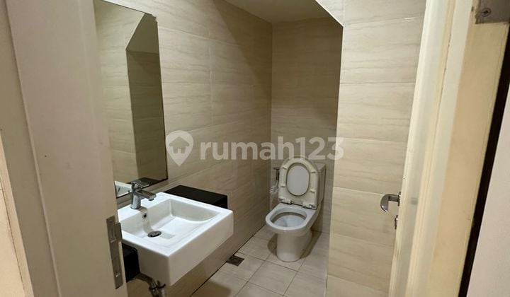 DISEWAKAN RUMAH GREEN LAKE CITY CLUSTER WEST EUROPE SEMI FURNISHED