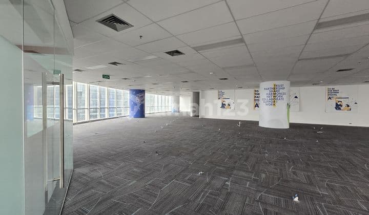 Office Rentals at Axa Tower in Various Sizes
