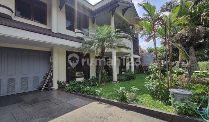 Rumah Luas Tanah Besar di Komplek Elite Taman Sakura Bandung