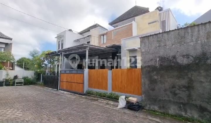 Rumah 2 Lantai Lebar 8 di Taman Griya Jimbaran Jarang Ada