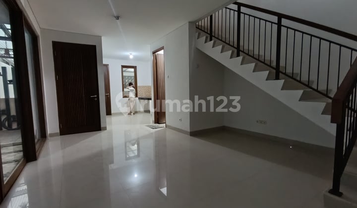 Rumah 2 Lantai Terawat Bagus Di Buahbatu Square Dekat Tol