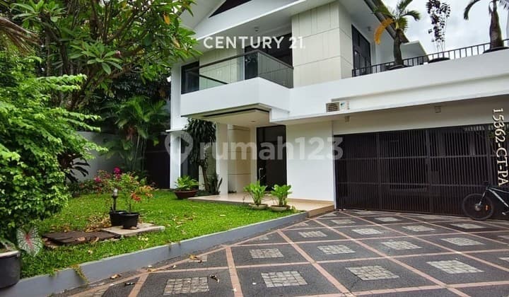 Disewakan Rumah Modern dengan Pool di Pondok Indah