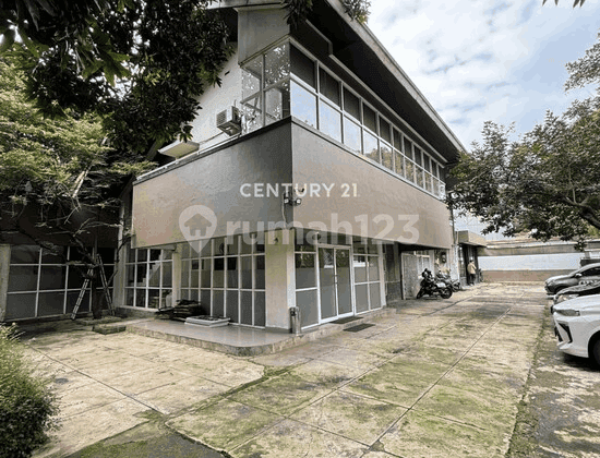 Dijual Rumah untuk Usaha Lokasi Strategis di Daerah Dharmawangsa