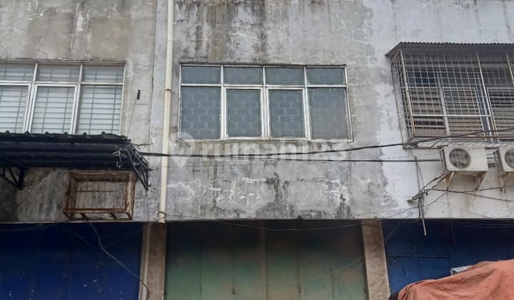 Quick Sale 3-Story Shophouse Free Lift Goods in Waringin Kapuk Warehouse