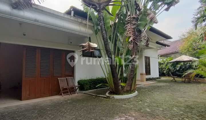 Rumah Mewah dengan Kolam Renang & Taman Luas Area Kemang Dalam Jakarta Selatan