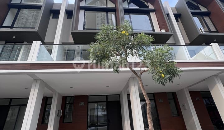 Rumah 3 Lantai Pik Disewakan Murah .ada Balkon Uk.4.5x10 M2