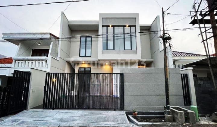 For Sale House Strategic Location City Center Sby in Manyar Tirtoasri