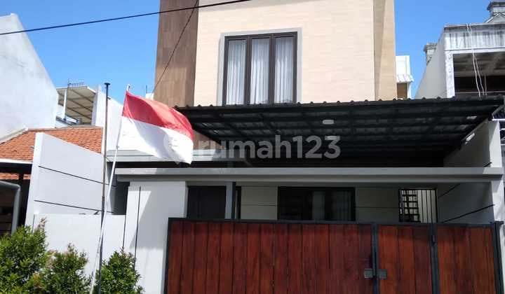 For Sale New Well-Maintained Modern Minimalist House In Tenggilis.