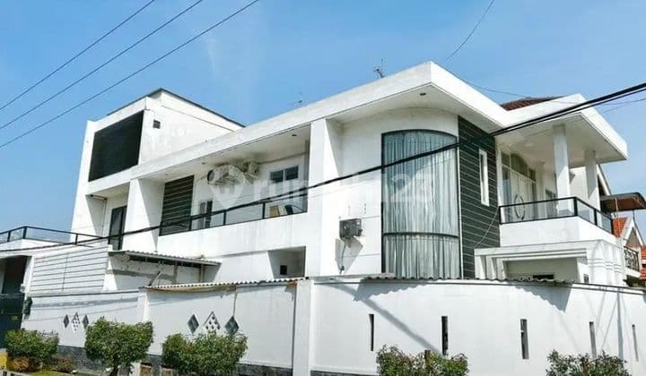 Rumah di Dharmahusada Indah 2 Lantai SHM Bagus