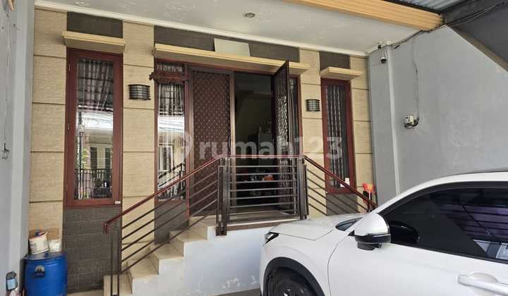 Jual Cepat! Rumah 2,5 Lantai Furnished di Hibrida Kelapa Gading - 3+1 KT, Carport 2 Mobil Harga 3.1M Nego!