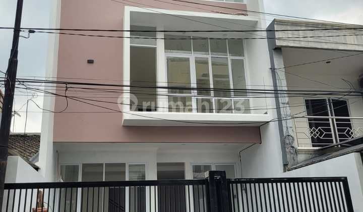 Rumah Baru 3,5 Lantai di Janur Kuning Desain Modern Siap Huni Langsung